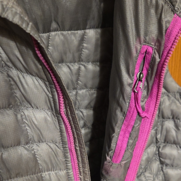The North Face Women's Gray Vest with Pink Zipper - Picture 5 of 7